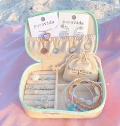 Beachy Bracelets, Preppy Accessories, Preppy Bracelets, Cute Gifts For Friends, Preppy Jewelry, Pura Vida Bracelets, Diy Bracelets Patterns, Jewelry Accessories Ideas, Summer Bracelets