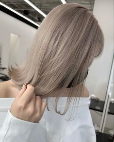 Medium Length Ashy Blonde Hair, Smoky Ash Blonde Hair, Smoky Beige Hair, Ashy Beige Hair, Cold Light Brown Hair, Ash Dirty Blonde Hair, Ashy Hair Color, Silver Blonde Balayage