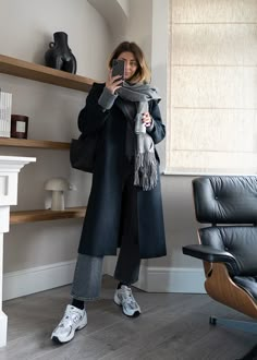 Blue Coat Outfit, New Balance 530 Outfit, Emma Hill, Chique Outfit, New Balance Style, New Balance Outfit, Winter Outfit Inspiration, Mode Casual