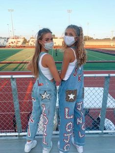 School Spirit Overalls Ideas, Senior Jeans Ideas, Football Game Outfit Highschool, Last Year Of High School, Senior Jeans