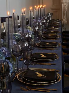 How to decorate your table in blue shades. Luxury table settings. Luxury birthday decorations Men Birthday Party Ideas Decoration Blue And Black, Blue And Silver Mens Birthday Party, Navy Blue Party Decorations For Men, Table Decor For Mens Birthday, Black And Blue Table Decor, Blue Dinner Party Decor, Elegant Men Birthday Decor, 30th Birthday Table Setting Ideas, 21 Birthday Men Party Ideas