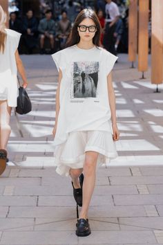 Sacai Spring 2025 Ready-to-Wear Runway, Fashion Show & Collection Review [PHOTOS] Paris Fashion Week Men, Show Collection, June 2024, White Dress Summer, Tomboy Fashion, 로고 디자인, Fashion Wear, Kawaii Fashion