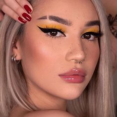 Maquillage Yeux Cut Crease, Mekap Mata, Yellow Makeup, Yellow Eyeshadow, Makeup For Blondes, Edgy Makeup, Fancy Makeup, Makeup Eye Looks