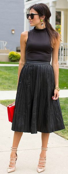 black outfit! so cute! fine more like this here - http://studentrate.com/fashion/fashion.aspx Outfit Pleated Skirt, Total Black Outfit, Girly Tops, Earring Inspo, Glam Earrings, Black Pleated Dress, Leather Pleated Skirt, Hello Fashion, Gorgeous Heels