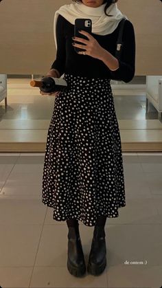 Long Black Skirt Summer Outfit, Jw Fashion, Monte Verde, Cold Fashion, Mid Skirt, Winter Capsule Wardrobe, Fall Winter Wardrobe, Costume Outfits, Outfit Goals