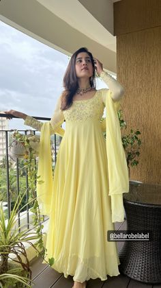 Flair Salwar Designs, Plain Long Frocks Indian, Kerala Style Engagement Dress, Bridesmaid Dresses Kerala Christian, Stitch Dress Design, Haldi Outfit Ideas, Marriage Saree, Designer Lehnga Choli, Gown Anarkali