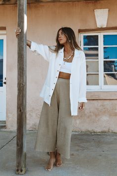 Smart Casual Beach Outfit, Meditterean Outfits, White Flowy Outfit Aesthetic, Flowy Linen Outfit, Philippines Style Outfits, Summer Loose Outfits, Linen Clothes Outfits, California Aesthetic Outfit Spring, Cream Summer Outfits