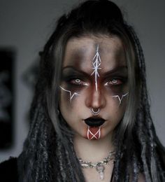 Dark Halloween Aesthetic Costume, Dark Elven Makeup, Dark Fae Make Up, Warlock Makeup, Make Up Bruja, Tiefling Makeup, Pagan Witch Makeup, Dark Witch Makeup Halloween, Dark Goddess Makeup