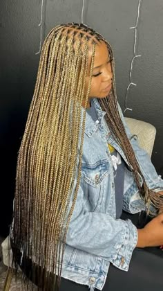 Honey Blonde Braided Ponytail, Golden Brown Braids For Black Women, Blond Bohemian Braids, Honey Blonde Braids With Curls, 613 Braids, Knotless Braids Blonde, Small Medium Knotless, Small Medium Knotless Braids, Blonde Boho Knotless Braids