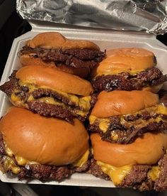 Smash Burger Aesthetic, Smash Burger Recipe, Big Burger, Smash Burgers, Burger Food, American Foods, Soul Food Dinner, Makanan Diet, Delicacy Food