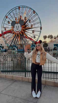 15 Disneyland Outfit Ideas for Moms: Stylish and Comfortable Tips Mommy And Me Disney Outfits, Mommy And Me Disney, Disneyland Christmas Outfit, Disney Outfits Winter, Outfit Aesthetic Ideas, Disney Winter Outfits, Disneyland Outfit Winter, Disneyland Outfit Ideas