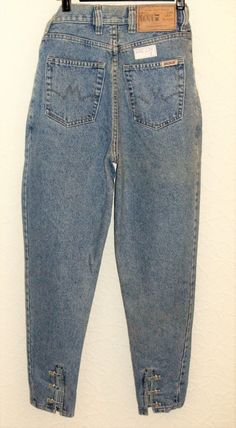 Original 80s women's jeans trousers MAGNUM true vintage SIZES: 24/ 28 Waist: 24 inch / 61 cm Hip / Hips: 40 inch / 101 cm Length: 28 inch / 72 cm (Measurements are taken across the item to be adjusted; chest, waist and hips are then doubled.) COLOR: Blue blu CONDITION: Very good vintage condition with only slight signs of storage. Externally without damage. Unworn condition. Without label. (see pictures) Genuine 80's. Old school. It was made in the 80's. No vintage. Very hard to get. PLEASE NOTE Jeans With Pearls, 80s Women, The Eighties, Denim Pants Women, Hip Hip, Denim Cotton, Womens Jeans, True Vintage, Denim Pants