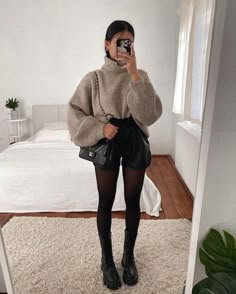 Elevate your style with chic leather shorts outfit ideas. From faux leather shorts to classic black leather shorts, find the perfect look for you to wear. Discover how to style leather shorts with confidence and style! Shorts Fits, Autumn Fits, City Outfits, Elegante Casual, Winter Break, Autumn Outfits