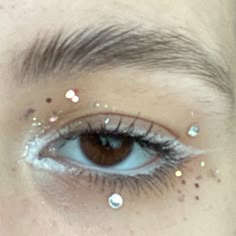 Elegant Glitter Makeup, White Pearl Eye Makeup, Eras Tour White Outfit, Dark Undereyes Makeup, 1989 Taylor Swift Aesthetic Makeup, Glitter Under Eyes Make Up, Guts Tour Makeup, Subtle Glitter Eye Makeup, White Dots Makeup