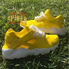 Light Yellow Top, Modeling Clothes, Nike Shoes Huarache, Twists Hairstyles, Fire Shoes, Huaraches Shoes, Crocs Boots, Nike Shoes Air Force