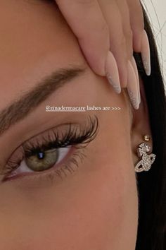 #cateyemakeup #cateyelashes #eyelashes #lashesfordays #lashextensions #lashes #lashextensions #eyelashestips #eyelashcurler Fox Lashes Extensions, Cat Lash Extensions, Cat Lashes, Cat Eyelashes, Cat Eye Lashes, Light Makeup Looks, Eye Close Up