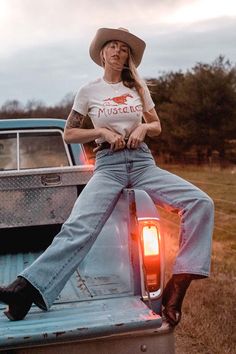 Mustangs Tee - The Canyon Country 70s Aesthetic, Cowgirl 70s Outfit, Baseball Tee Outfit Aesthetic, 70s Country Aesthetic, Western Poses Photo Ideas, Western Photoshoot Ideas Cowgirl, 70s Western Aesthetic, Vintage Outfits 70s, Cowgirl Photoshoot