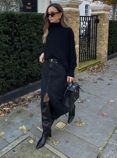 Outfit Pollera Larga, Edinburgh Fall, Argentina Outfit, London Fall Outfits, Denim Skirt Winter, Black Denim Skirt Outfit, Skirt Outfit Fall, Womens Denim Skirts, Skirt Outfits Fall