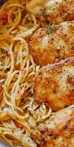 Seared Chicken Breasts (four) over spaghetti pasta in creamy Parmesan Sauce in a pan Italian Chicken Pasta, Budget Dinners, Parmesan Cheese Sauce, Chicken And Pasta, Creamy Chicken Pasta, Ayam Bakar, India Food, God Mat, Winner Winner