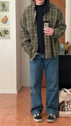 What to wear to a 90s party | Best 90s Fashion Inspired Outfits Ideas Kurt Cobain Style Outfits Grunge, Mens Clothing Styles Aesthetic Grunge, Vintage Skater Outfits Men, Mens Grunge Aesthetic, Nerdy Grunge Outfits, Skater Grunge Outfits Men, Hipster Man Outfit, Grunge Men Style, Men Fashion Grunge