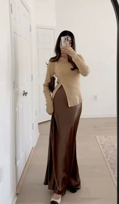 Business Casual Outfits Long Skirts, Business Casual Outfits Feminine, Unique Casual Outfits, Quiet Luxury Outfit, Elegant Fits, Feminine Urge, Estilo Hijab, Stile Hijab, Work Fits