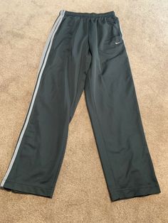 These Nike sweatpants are in excellent condition. They are a size large and are gray. Smoke free home. Boys Nike Pants, Gray Sweatpants Outfit, Mens Grey Sweatpants, Twilight Dr, Marauders Dr, Oversized Sweatpants, Athletic Sweatpants, Baggy Sweatpants, Men Nike