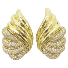 Set in polished 18K Yellow Gold these pair of Henry Dunay earrings are beautiful with 5.00 cts set in diamonds. Both earrings weigh a total of 50.61 grams. 1.50 x 0.89 wide Diamond Long Earrings, Mega Mendung, Large Gold Earrings, Yellow Gold Diamond Earrings, Flawless Diamond, Platinum Earrings, Yellow Gold Earrings, Gold Diamond Earrings, Gold Earrings Designs