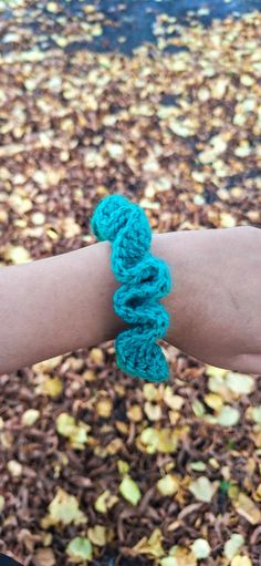 This handmade crochet hair scrunchie, made of 100% acrylic yarn, is the perfect accessory for our hair. Crochet Hair, Crochet Hair Styles, Acrylic Yarn, Handmade Crochet, Hair Ties, Scrunchies, Belgium, Parfait, Accessory Gift