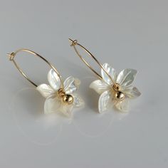 * 14k yellow gold filled * Mother of pearl * Diameter approx. 2.8 cm * Flower size approx. 27mm  ❀ Different diameter can be customized Hypoallergenic Gold Flower Hoop Earrings, Hoop Drop Earrings, Gold Filled Hoops, Pearl Flower, Jewelry Earrings Hoops, Mother Of Pearl, Favorite Jewelry, Gold Filled, Handmade Items