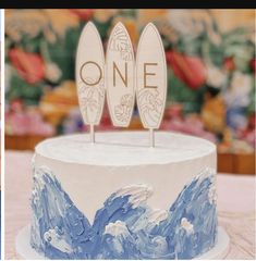 the cake is decorated with two surfboards on top