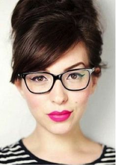 10 Ways to Look Gorgeous in Glasses! (Mainly for people with longer hair -I actually read the article before pinning, wow!- but still has some good tips) Bangs And Glasses, Hairstyles With Glasses, Glasses Makeup, Side Swept, Wearing Glasses, Hairstyles Haircuts, Hair Dos, Ponytail Hairstyles, Hairstyles With Bangs