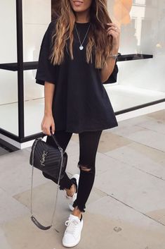 Oversized Tshirt And Jeans Outfit, Casual Oversized Black Jeans, Tshirt Outfit Dressy, Spring Black Oversized Shirt, Black Oversized T-shirt For Spring, Leggings And Oversized Tshirt Outfit, Outfit Jean Noir, Oversized Black T-shirt, Oversized Tshirt Outfit Casual