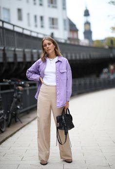 Outfit With Purple Shirt, Beige And Purple Outfit, Outfit Lilla, Lavender Shirt Outfit, Lilac Pants Outfit, Purple Shirt Outfit, Purple Shirt Outfits, Lavender Outfit, Lavender Shirt