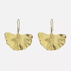 Cute floral earrings✨ Material: metal alloy, 14k gold plated Hello you lovely soul! We are Crystal and Daniele, the creators behind the product and sellers of this shop. We're dedicated to giving you magical trinkets with natural materials, designed for the well-being of your soul 🙏 Thank you so much for stopping by ❤️ Color Leaves, Ear Hangers, Gold Aesthetic, Golden Jewelry, Alloy Earrings, Ginkgo Biloba, Boho Geometric, Themed Jewelry, Metal Earrings