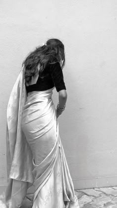 Saree Photo Ideas For Instagram, Cotton Saree Poses, Hide Face Photo Poses, Saree Hide Face Poses, Fashion Photography Ideas, Dp Ideas, Back Pose, Indigo Saree