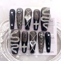 Shape: Long Coffin -Size Chart~ (thumb/index/middle/ring/pinky) XS: 14mm/10mm/11mm/10mm 8mm S: 15mm/11mm/12mm/11mm/ 9mm M: 16mm/12mm /13mm/12mm/ 10mm L: 17mm/ 13mm /14mm /13mm/11mm **please note that we do not accept custom size order anymore** Nail Holiday, Black French Nails, Nails 3d, West Covina, Nails Prom, Black French, Nails Wedding, Prom Nails, 3d Nail