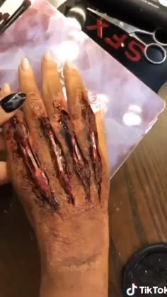 Makeup On Hand, Hand Makeup, Halloween Tutorial, Amazing Halloween Makeup, Halloween Makeup Scary, Horror Makeup, Halloween Makeup Inspiration, Halloween Makeup Tutorial, Scary Makeup