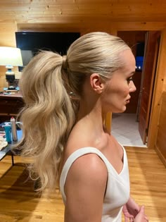 Fun party pony Sleek Wedding Pony, Veil In Ponytail, Loose Pony Wedding Hair, Slick Bridal Ponytail, Wedding Hairstyles For Bride Ponytail, High Pony With Veil, Slick Back Pony Wedding Hair, Bridal Party Pony, Wedding Party Pony