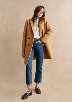 Mid-length coat;Straight cut;Tailored collar;Double breasted fastening with imitation horn buttons;Piped pockets;Back slit;Lined;Length from shoulder 90 cm / 35.4 in (for a 36) Sezane Style, French Coat, Camel Coat Outfit, Spring Coat, Camel Coat, French Women, French Brands, Coat Black, Black Wool