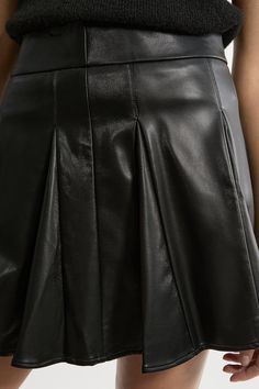 Faux Leather Flippy Mini Skirt Petite Work Outfits, Petite Wedding Guest Dresses, Dress Leather Boots, Winter Coat Dress, Plus Size Workwear, Christmas Day Outfit, Outfits Petite, Petite Coat, Black Tie Dress