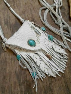 Native American Medicine Bag, Medicine Bag Necklace, Native American Medicine, Diy En Cuir, Bag Necklace, Native American Crafts, Medicine Bag, Fringe Bags