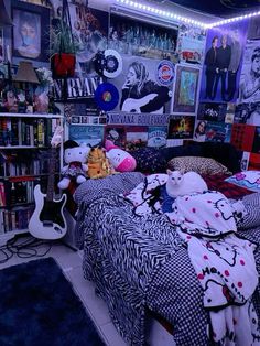 Emo Rooms Bedrooms, Grudge Room Aesthetics, Vintage Room Aesthetic Grunge, Loud Room Decor, Y2k Small Room Ideas, Pastel Grunge Room, Grunge Small Room, Dream Room Grunge, Room Ideas Bedroom Grunge