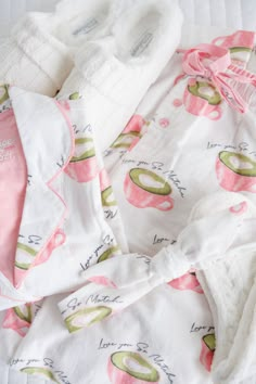 Matcha Made in Heaven 3-Piece Flannel Pajama Set (Includes Headband) Fall head over heels for bedtime with our Matcha Made in Heaven 3-Piece Flannel Pajama Set. Crafted from 100% cotton twill flannel, this set is designed for ultimate comfort and warmth on those chilly nights. The adorable embroidered "love you matcha" cuff adds a touch of playful sweetness to this cozy ensemble. Features: Ultimate Comfort: Luxuriate in the softness of 100% cotton twill flannel, perfect for snuggling up on cold Pj Aesthetic, Pretty Pjs, Pretty Lifestyle, Matcha Coffee, Cute Pjs, Flannel Pajama Sets, Cute Pajamas, Flannel Pajamas, Cozy Flannel