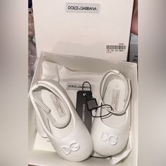 White Ballet Flats Size 4 Eu 20 Runs Big Fits A 18-24 Month White Ballet Flats, Girls Ballet Flats, Dolce Gabbana Shoes, Flat Color, Ballet Flats, Kids Shoes, Dolce And Gabbana, Kids Shop, Color White