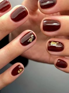 Short burgundy nails with a gold foil accent Maroon Nail Designs, Foil Nail Designs, Red And Gold Nails, Bridesmaids Nails, Golden Nails, Maroon Nails, Gold Nail Designs, Nail Colors Winter, Gold Nail