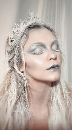 Ice Queen Halloween Makeup, Snow Queen Hair, Ice Makeup Halloween, Ice Queen Hairstyles, Snow Makeup Looks Ice Queen, Snow Queen Halloween Costume, Ice Queen Hair, Winter Queen Costume, Ice Witch Costume