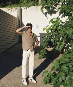 5 Best & Aesthetic Europe Travel Outfits Ideas Hawaii Outfits Men, Luke Aesthetic, Europe Travel Outfits, Boyfriend Outfit, Guy Fits, European Men, Classy Outfits Men, Mens Summer Outfits, Mens Casual Outfits Summer