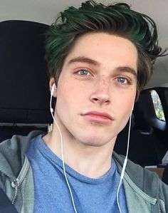 Tweets que CabeYo (@4ever_karmy) | Twitter curtiu Froy Gutierrez, Dark Green Hair, Fluffy Hair, Corte De Cabelo Masculino, Grunge Hair, Male Beauty, 인물 사진