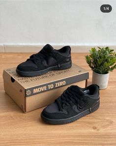 Black Shoes Sneakers Women, Cool Black Shoes, Nike Black Sneakers, Dark Sneakers, Black Shoes Outfit, Snicker Shoes, Skater Shoes