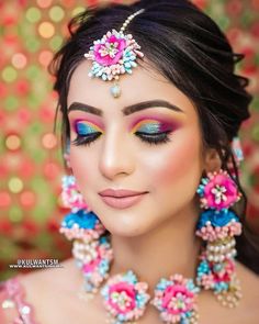 Indian makeup Mehandi Makeup Look For Bride, Mehandi Makeup Look, Radha Makeup Look, Radha Look, Makeup Inspo Aesthetic, Haldi Wedding, Eye Makeup Inspiration